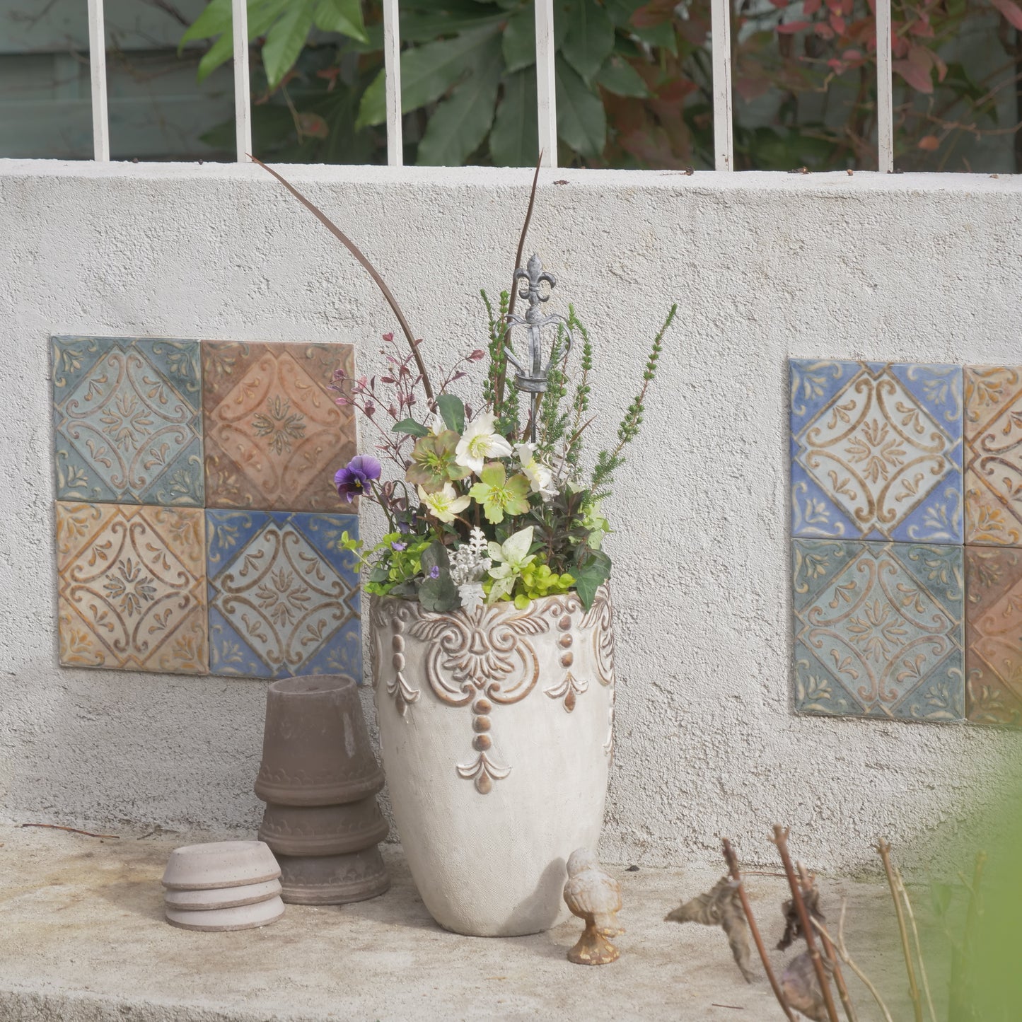 flowermagicオリジナル クリスマスローズの寄せ植え。クラウンのピック付き。