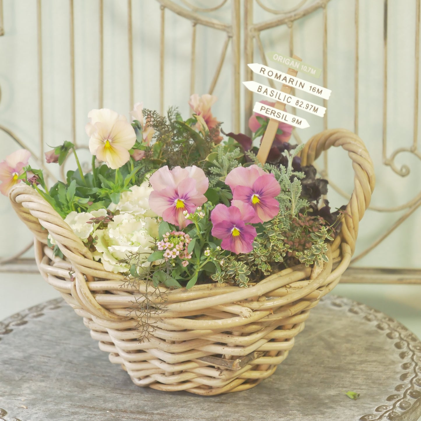 flowermagicオリジナル寄せ植え。グリーンのピック付き。