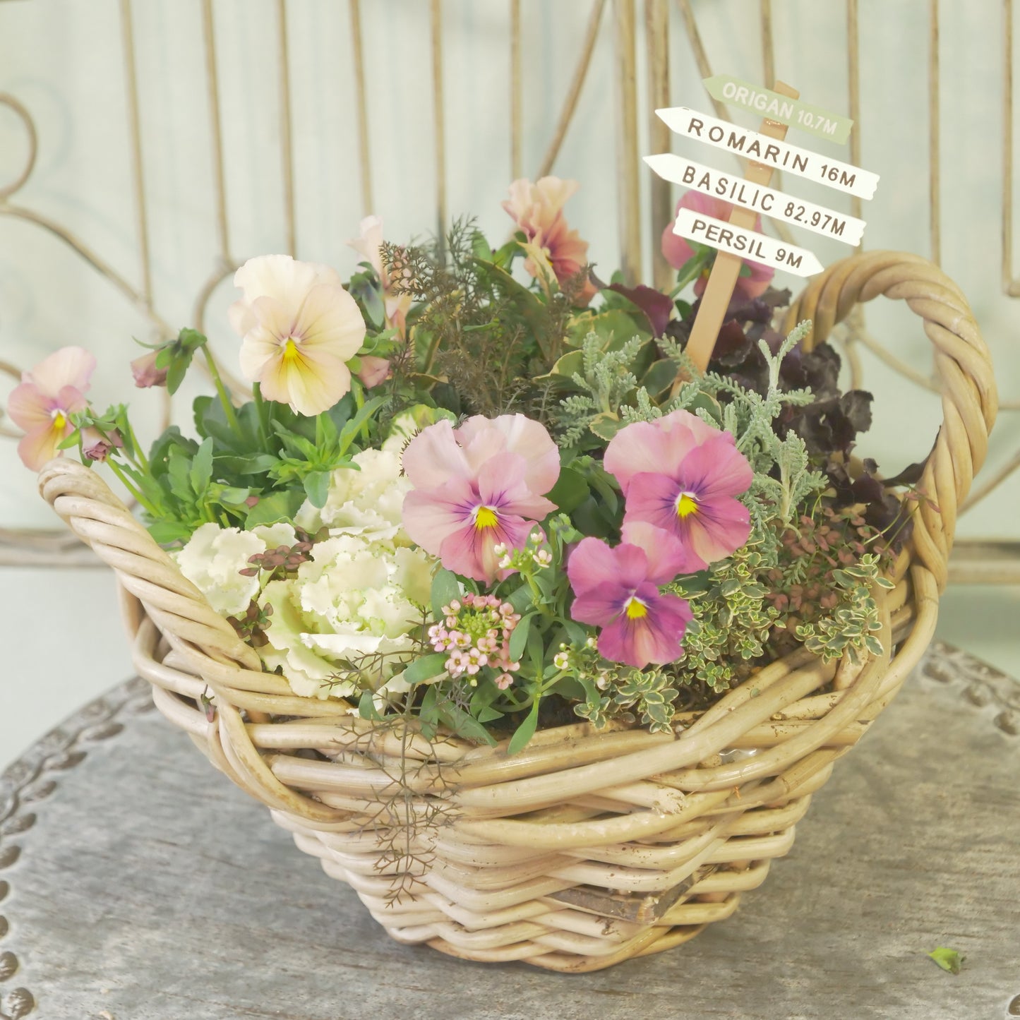 flowermagicオリジナル寄せ植え。グリーンのピック付き。