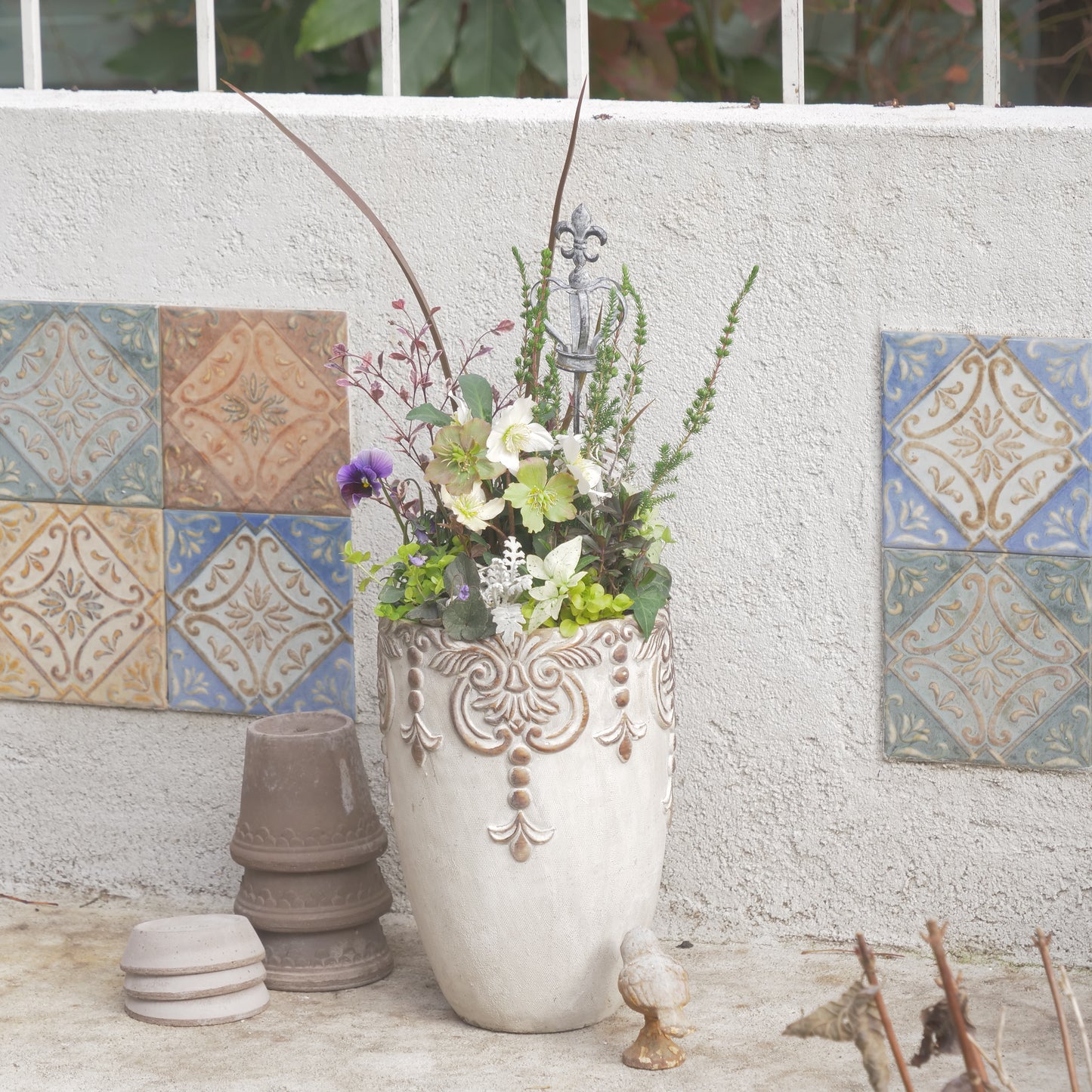 flowermagicオリジナル　クリスマスローズの寄せ植え。クラウンのピック付き。