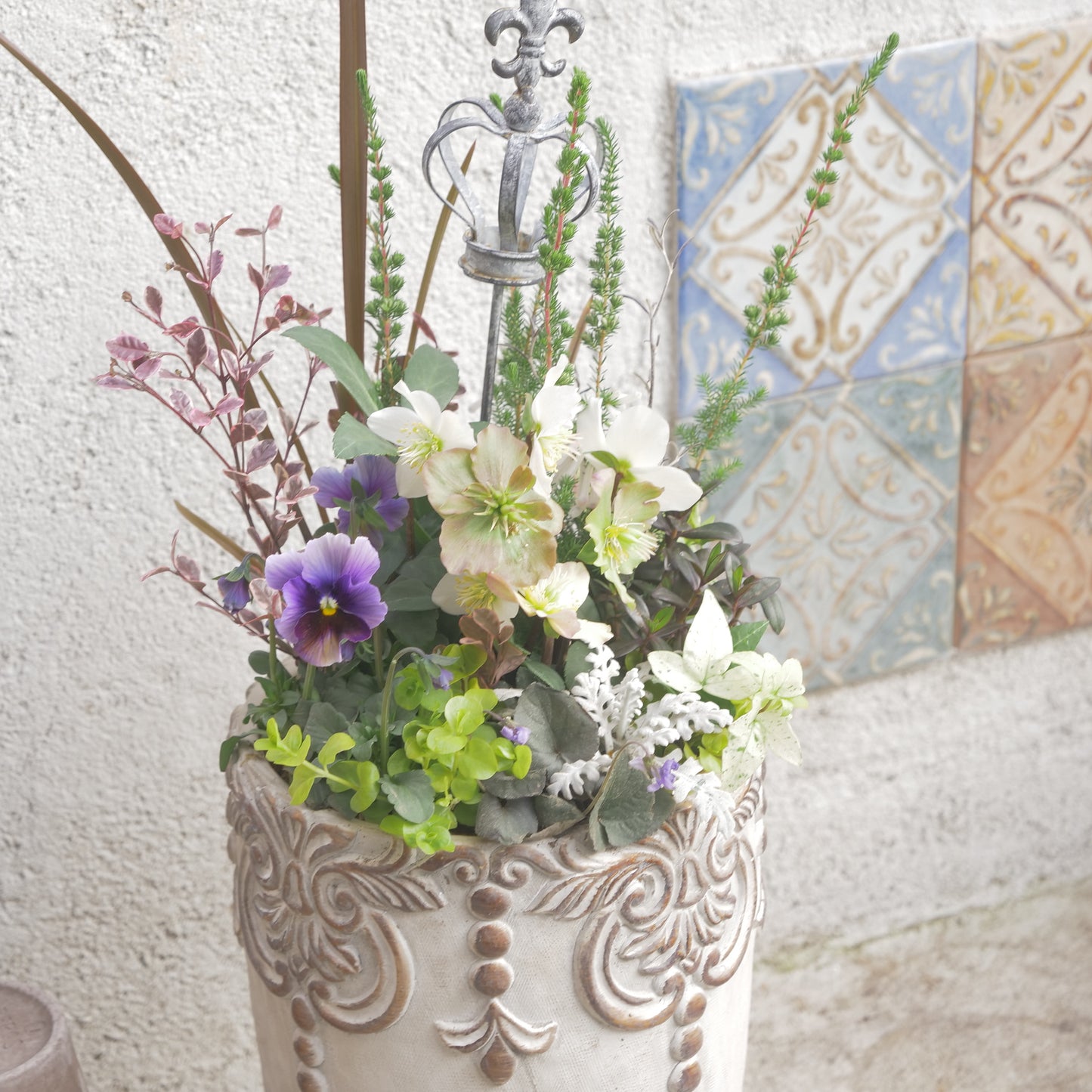 flowermagicオリジナル　クリスマスローズの寄せ植え。クラウンのピック付き。