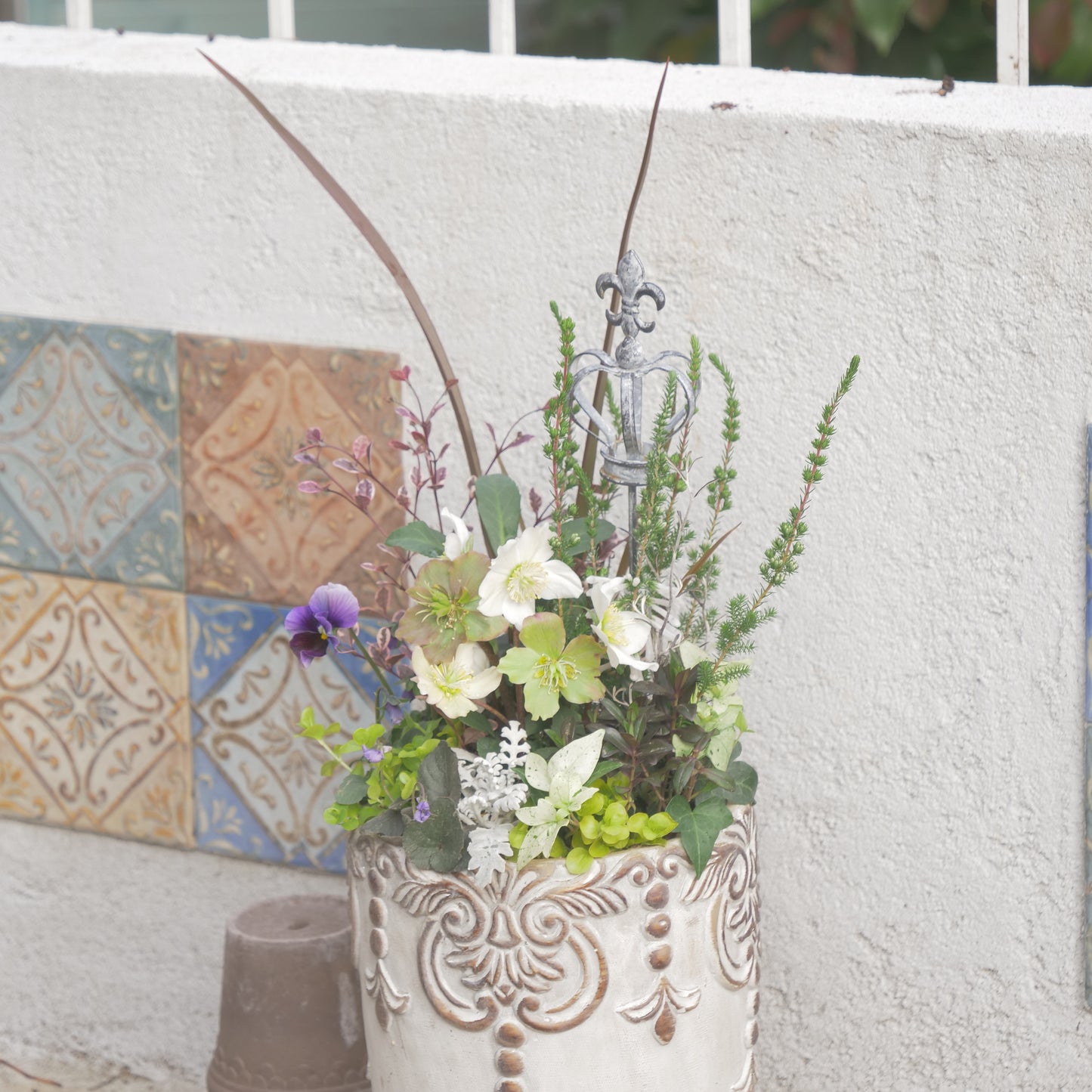 flowermagicオリジナル　クリスマスローズの寄せ植え。クラウンのピック付き。