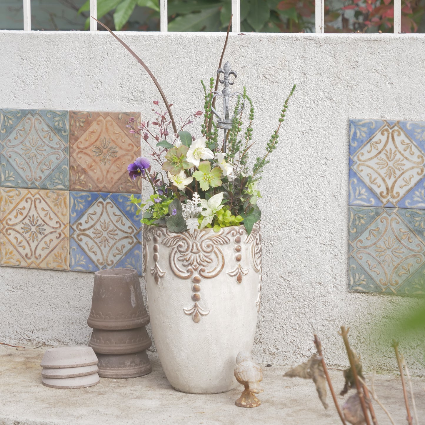 flowermagicオリジナル　クリスマスローズの寄せ植え。クラウンのピック付き。