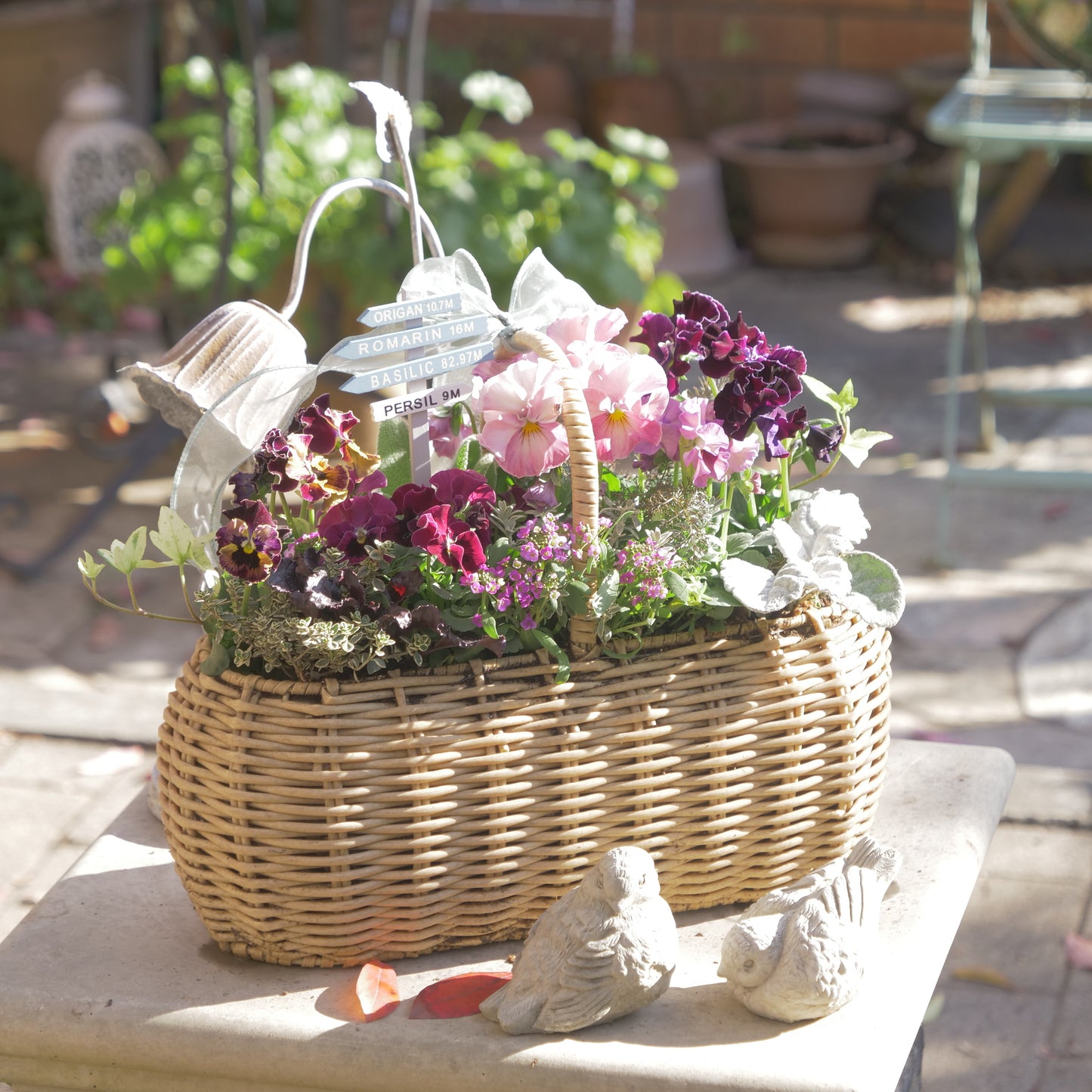 flowermagicオリジナル　　可愛いピンク系のバスケット寄せ植え。ピック付き。