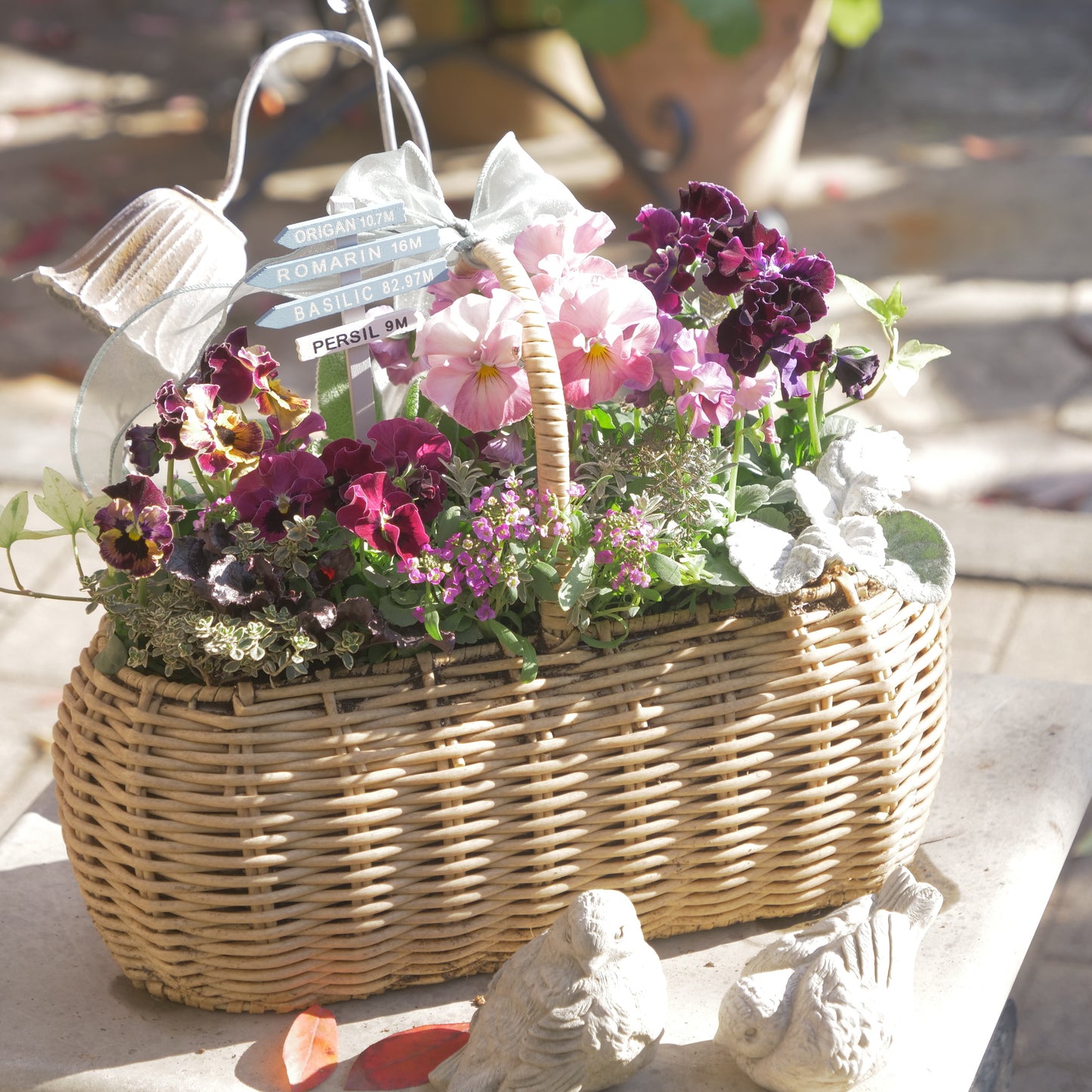 flowermagicオリジナル　　可愛いピンク系のバスケット寄せ植え。ピック付き。