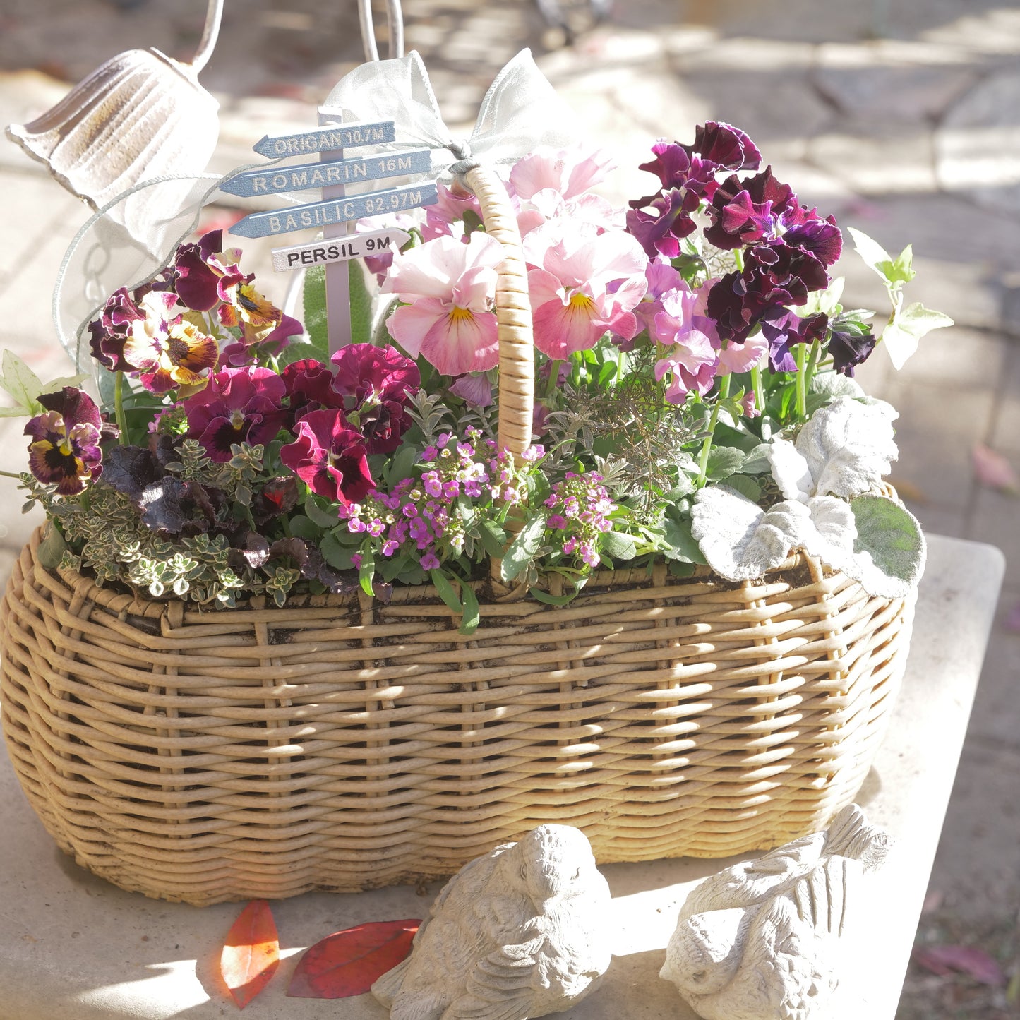 flowermagicオリジナル　　可愛いピンク系のバスケット寄せ植え。ピック付き。