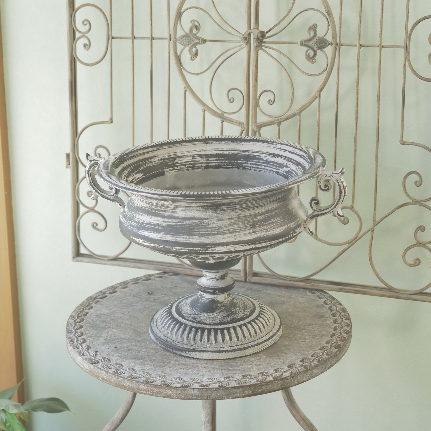 ブリキ製　クラシカルな鉢　ゆったりサイズ