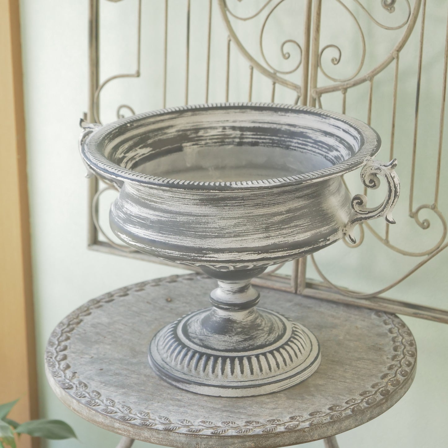 ブリキ製　クラシカルな鉢　ゆったりサイズ