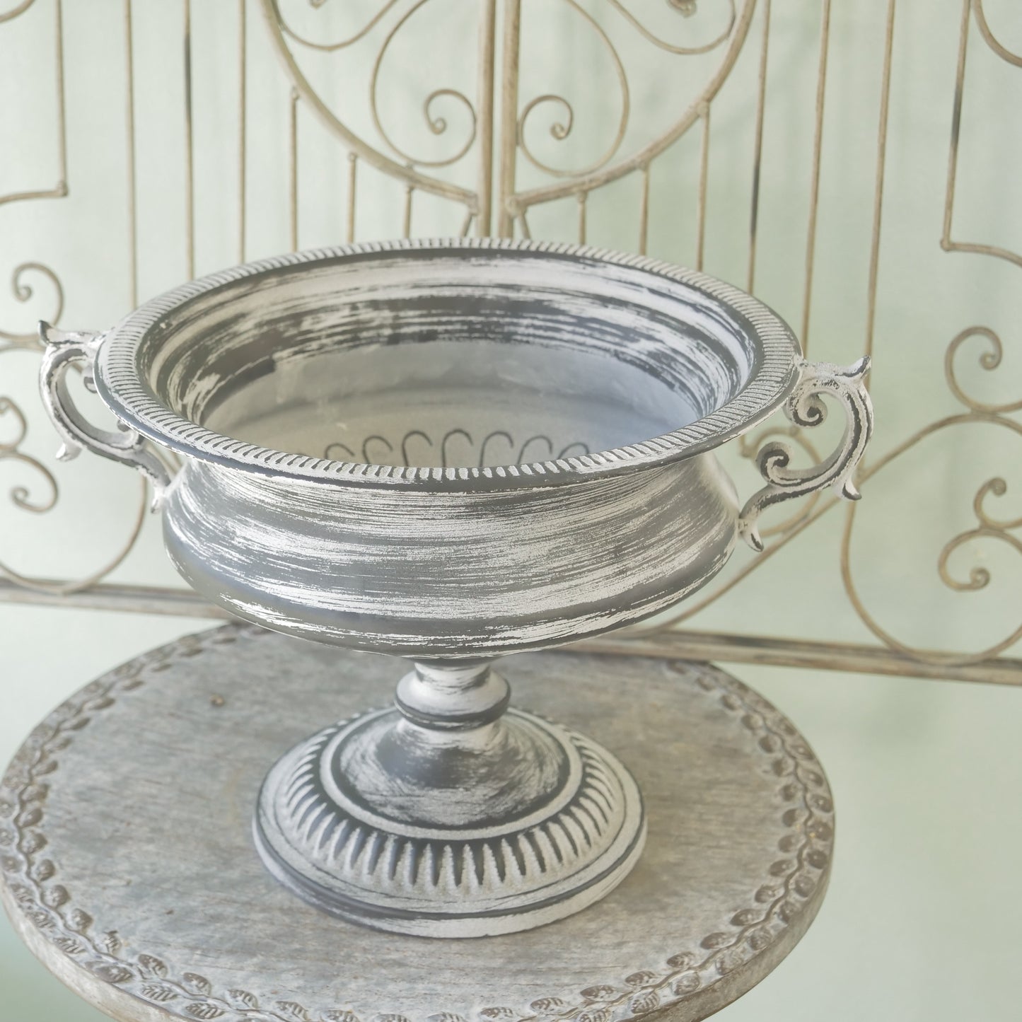 ブリキ製　クラシカルな鉢　ゆったりサイズ