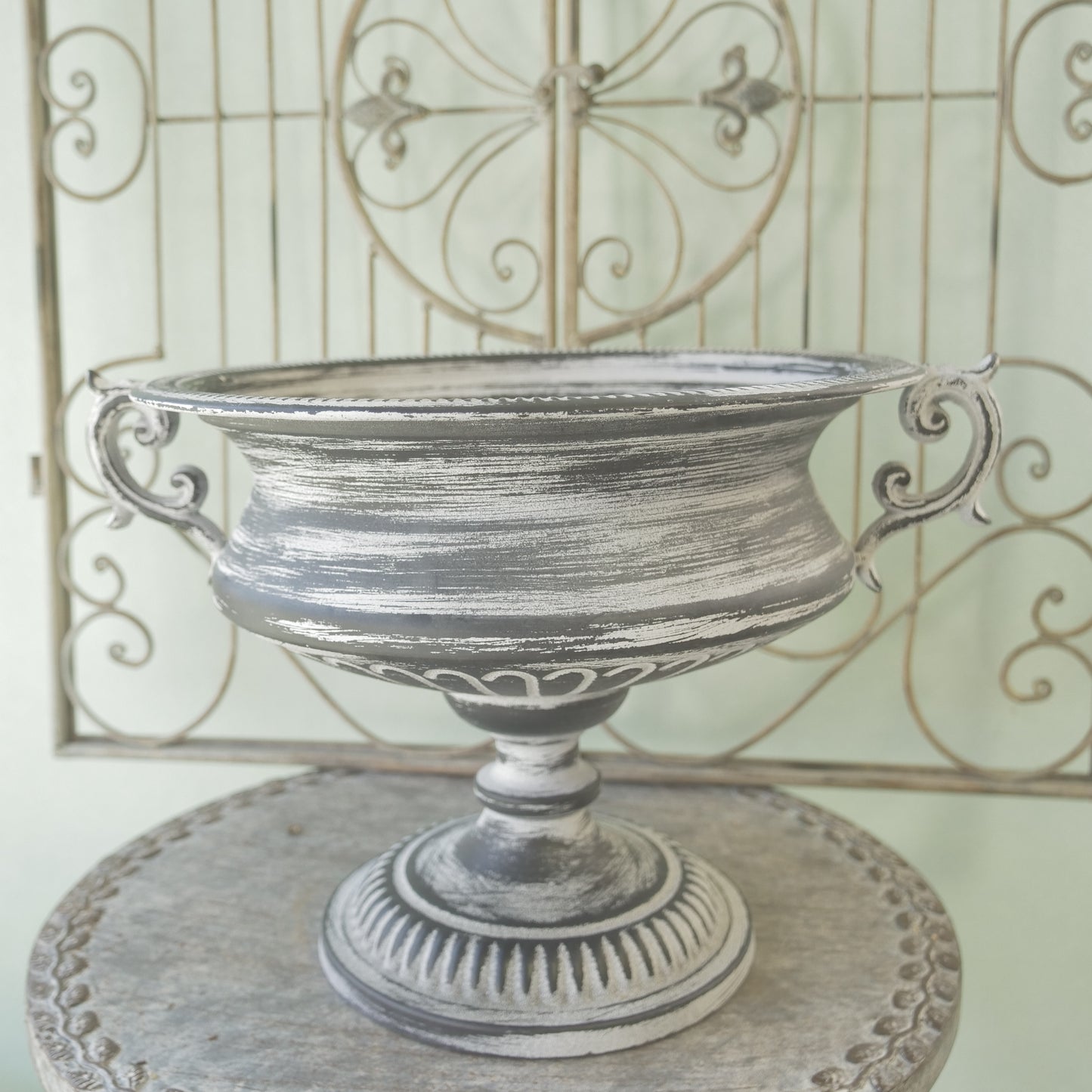 ブリキ製　クラシカルな鉢　ゆったりサイズ