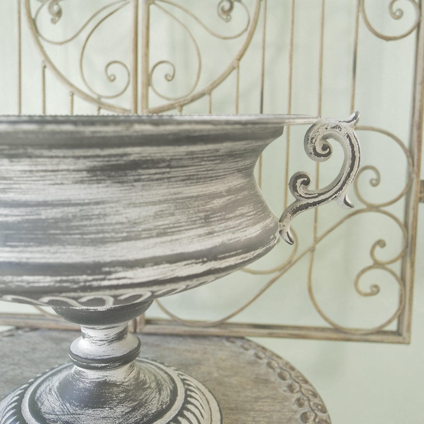 ブリキ製　クラシカルな鉢　ゆったりサイズ