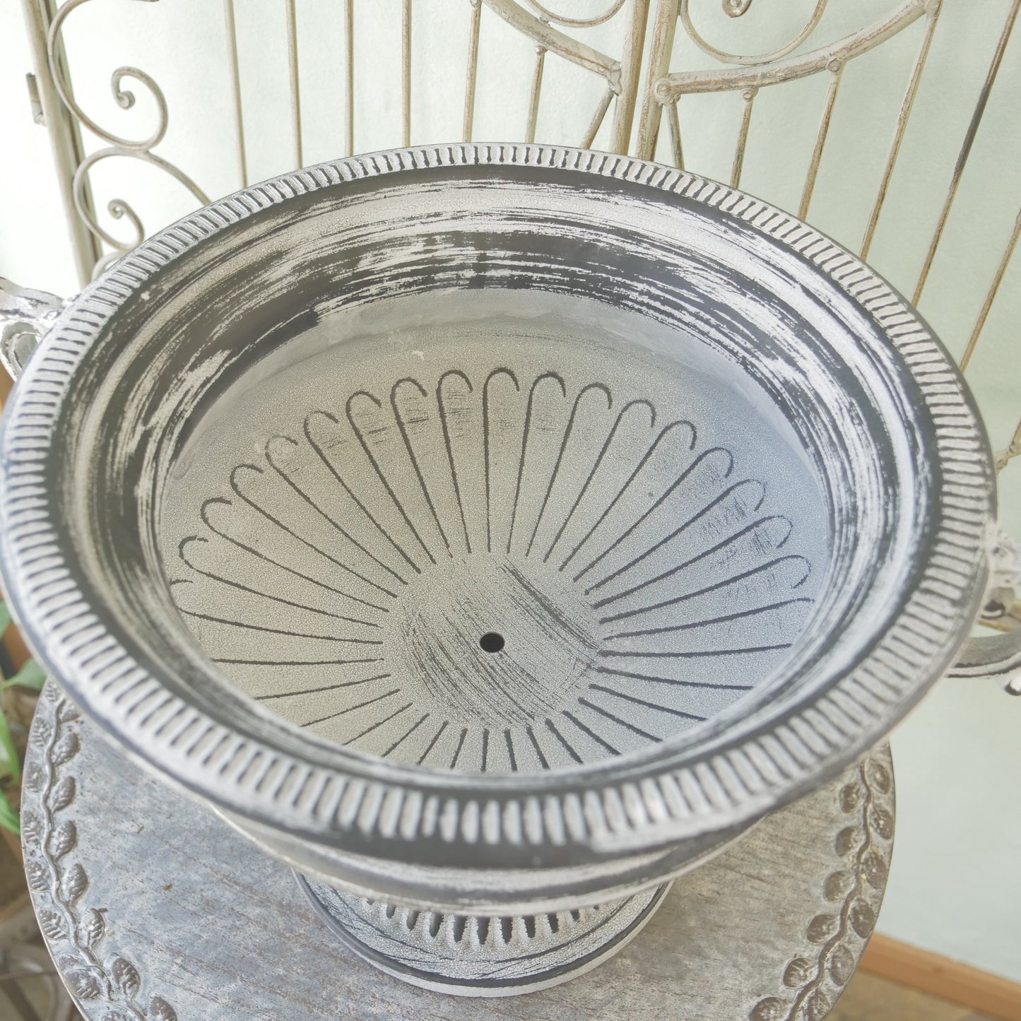 ブリキ製　クラシカルな鉢　ゆったりサイズ