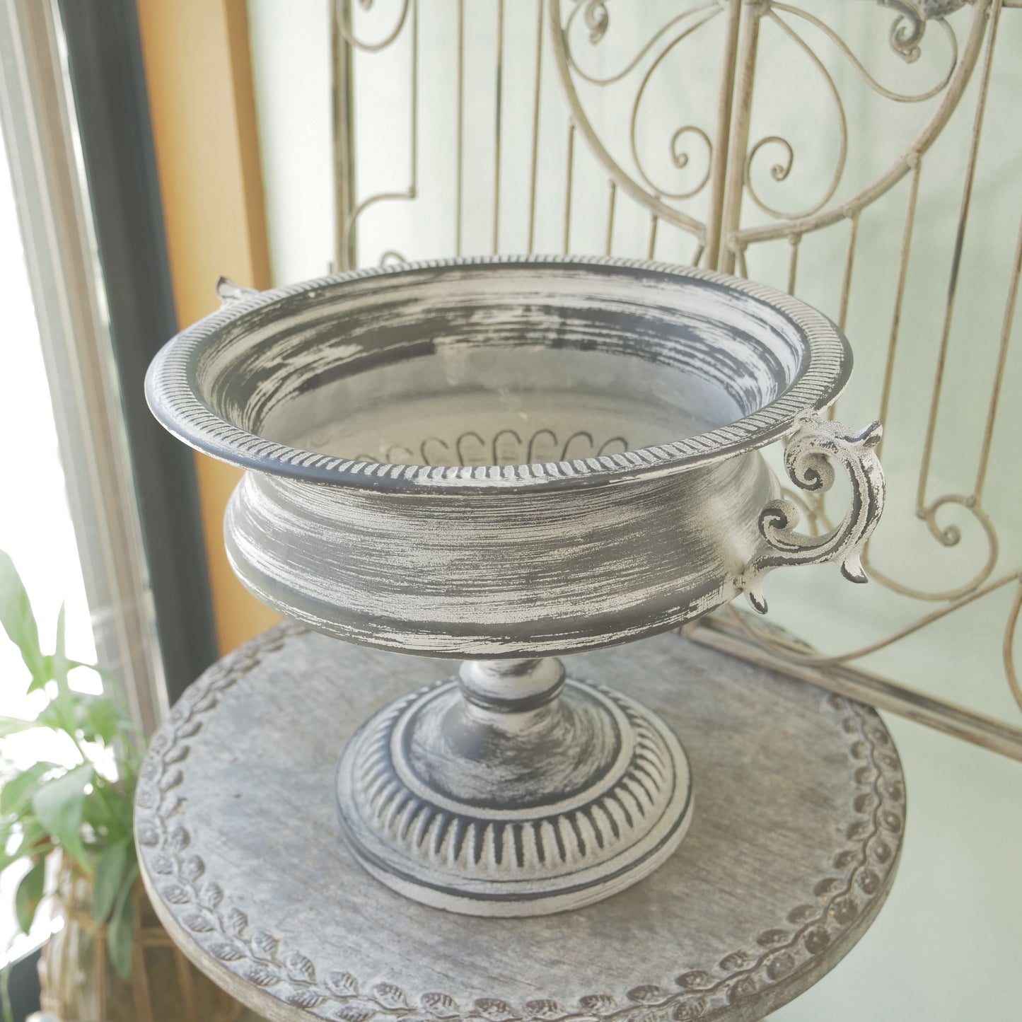 ブリキ製　クラシカルな鉢　ゆったりサイズ