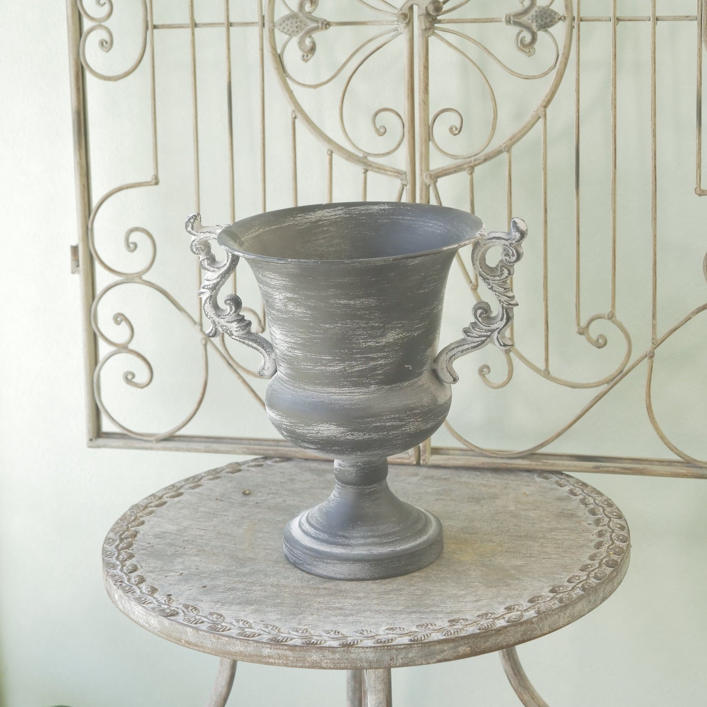 ブリキ製　クラシカルな鉢　