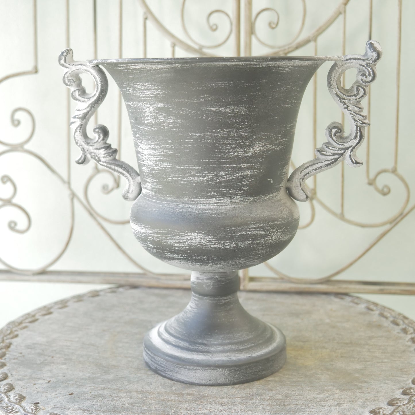 ブリキ製　クラシカルな鉢　