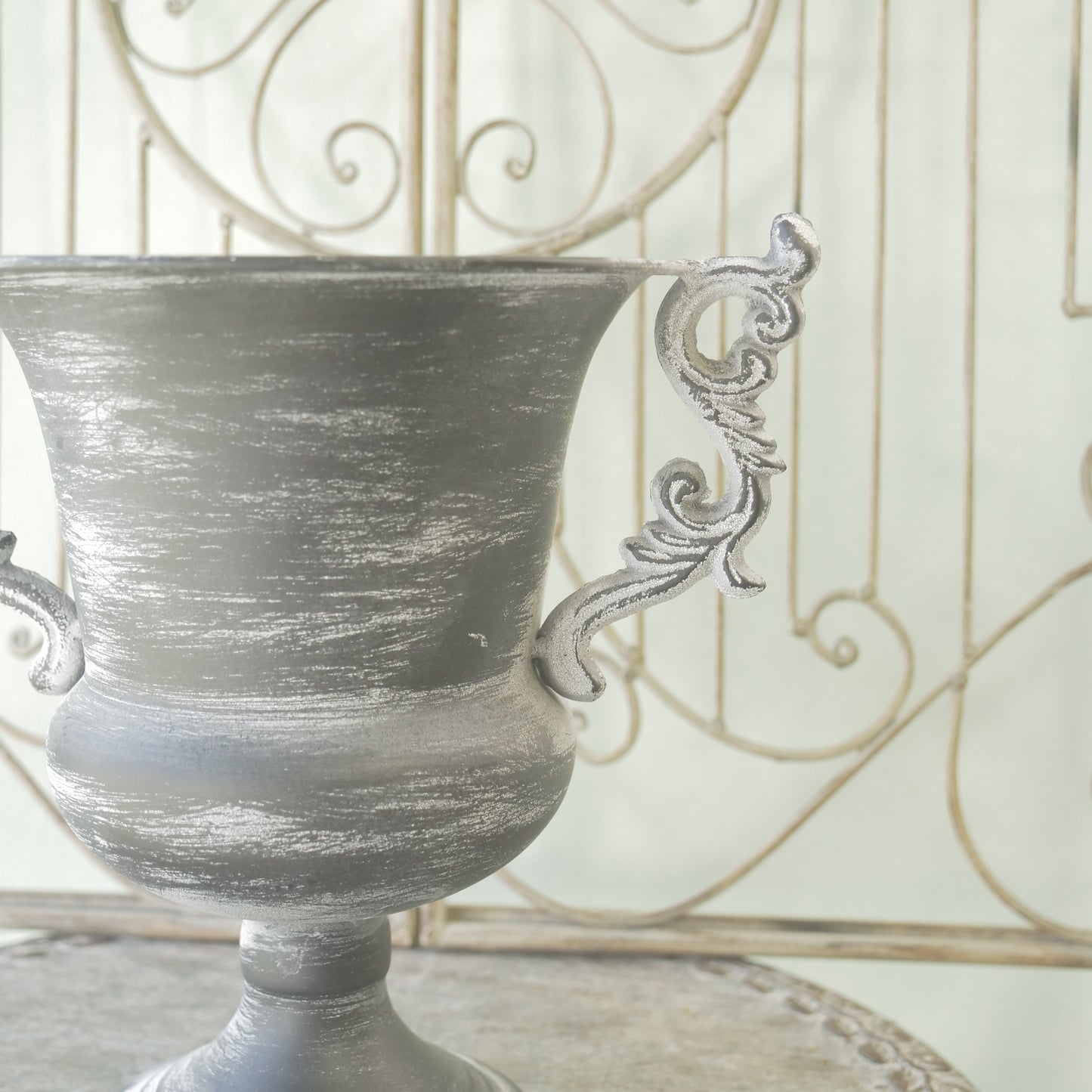 ブリキ製　クラシカルな鉢　