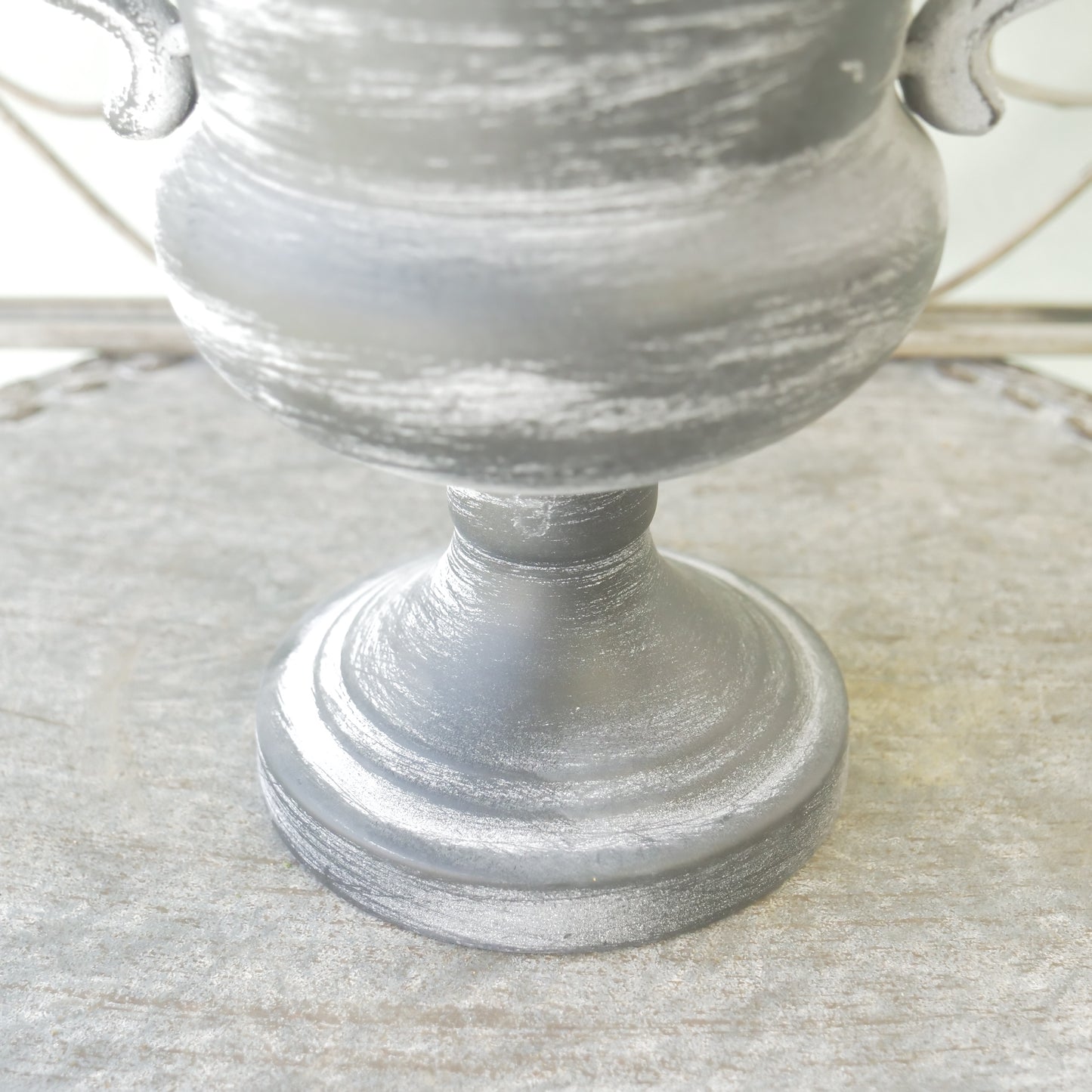 ブリキ製　クラシカルな鉢　