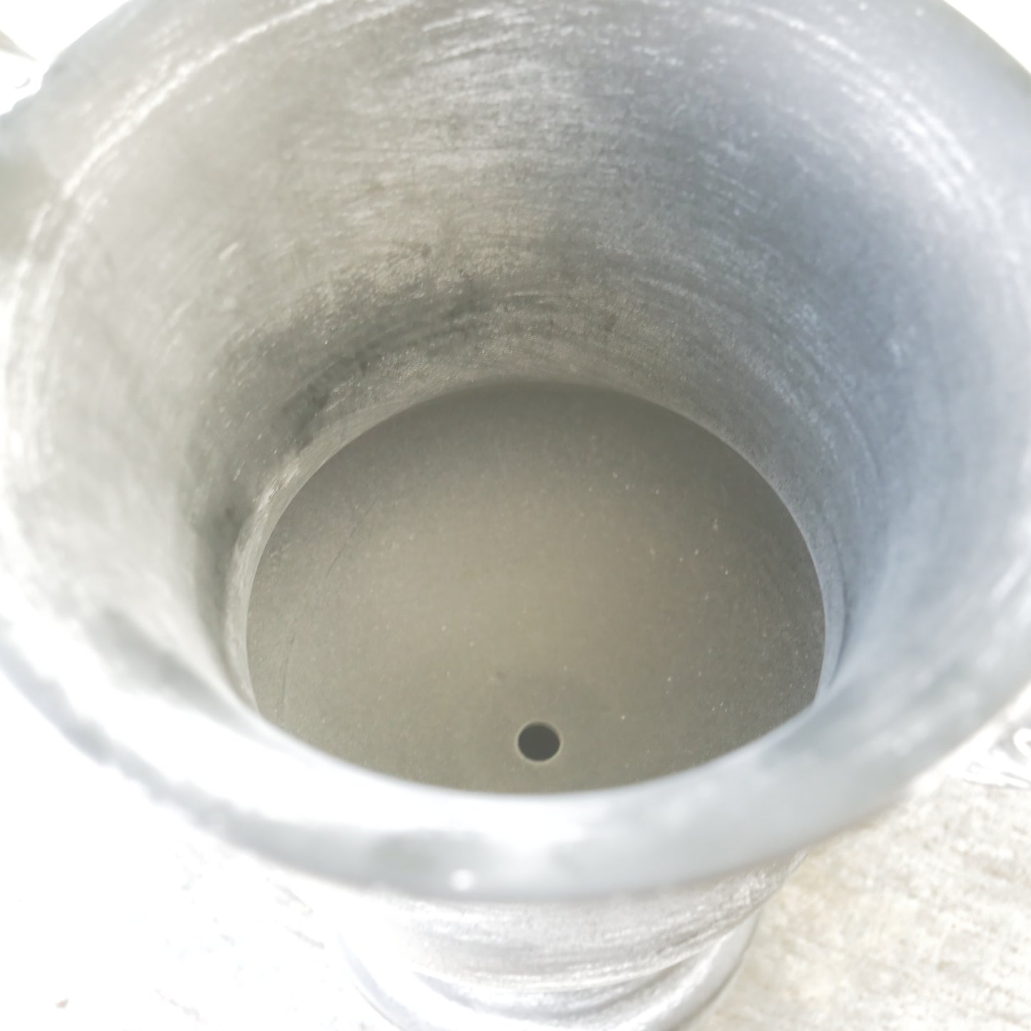 ブリキ製　クラシカルな鉢　