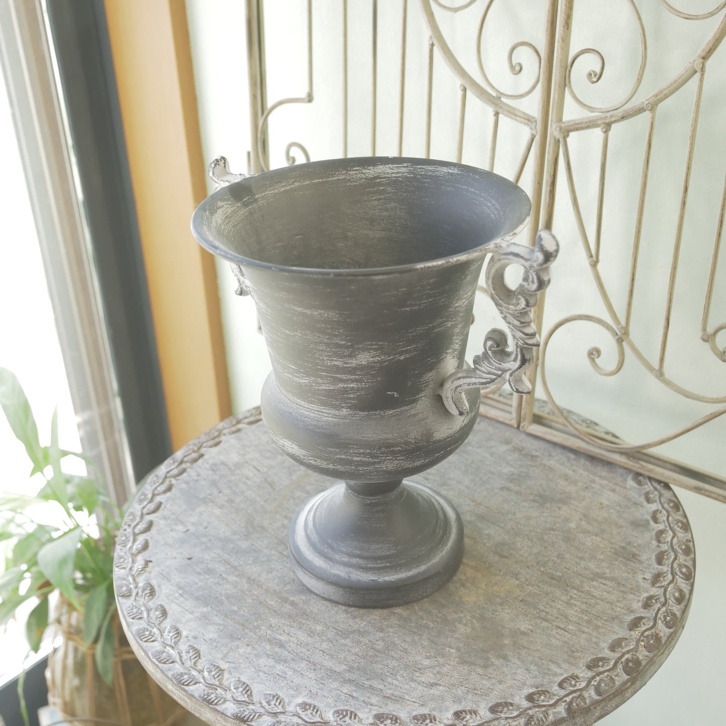 ブリキ製　クラシカルな鉢　