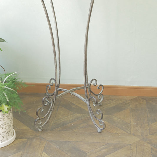 ガーデンテーブル、花台